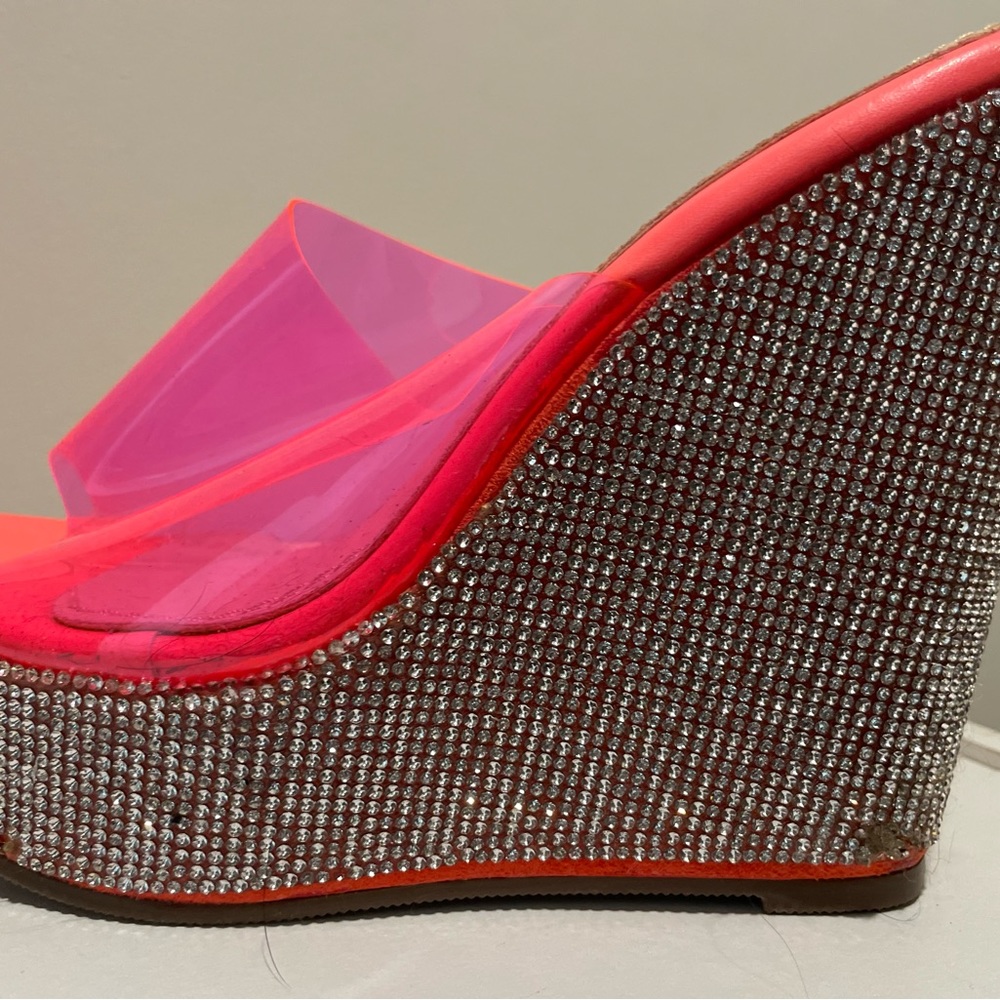 The cutest little pink wedge